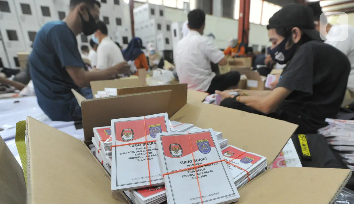 Pekerja menyortir surat suara di Gudang Logistik KPU, Depok, Senin (23/11/2020). Komisi Pemilihan Umum (KPU) Kota Depok telah menerima sebanyak 1.262.051 surat suara yang dicetak untuk Pilkada 2020 sesuai jumlah daftar pemilih tetap (dpt) ditambah 2,5 persen cadangan. (merdeka.com/Arie Basuki)