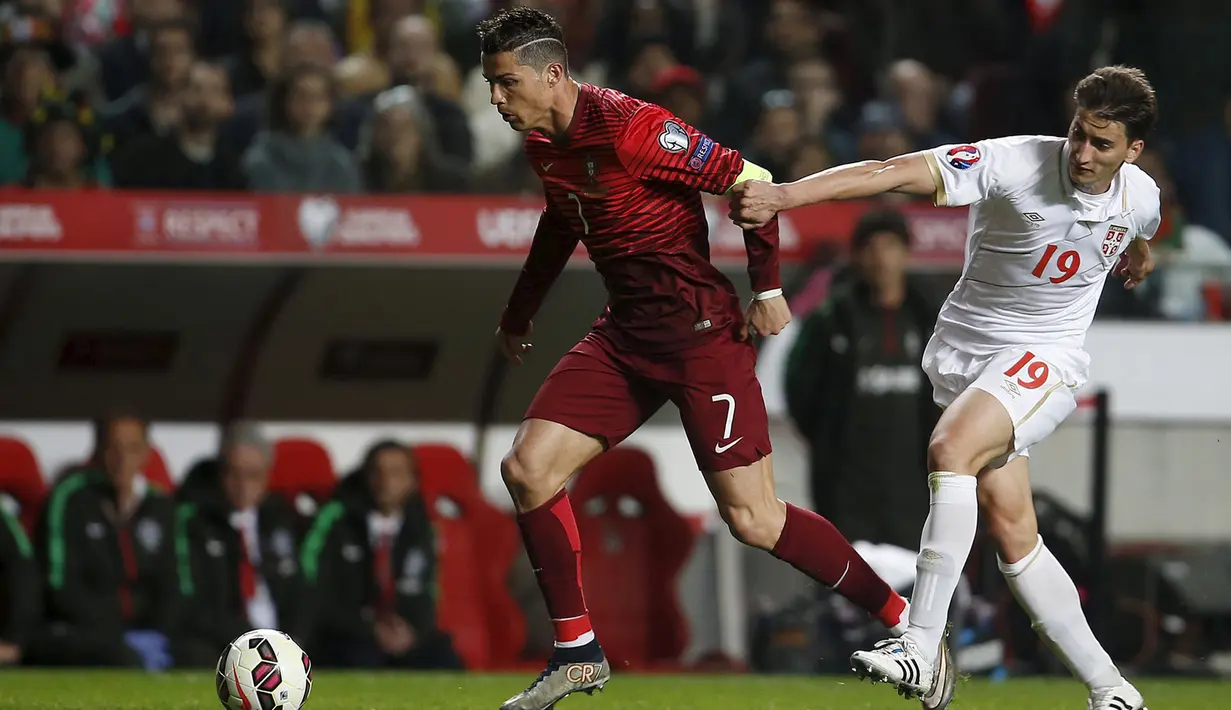Duel panas terjadi di laga kualifikasi Piala Eropa 2016 antara Portugal dengan Serbia di stadion Luz, Lisbon, Minggu (29/3/2015). Portugal menang 2-1 atas Georgia. (REUTERS/Rafael Marchante)