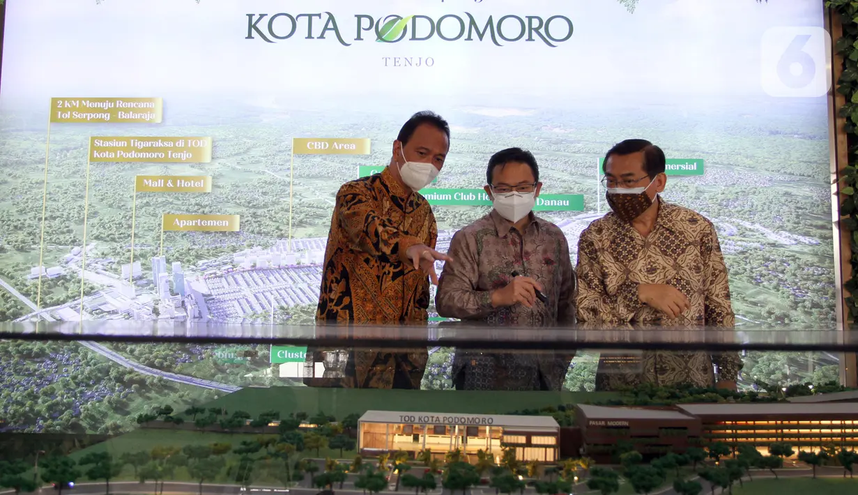 Marketing Director PT Agung Podomoro Land Tbk (APLN) Agung Wirajaya (kiri), CMO Kota Podomoro Tenjo Zaldy Wihardja (tengah) dan Kepala Project Tenjo Mansyur Wahab (kanan) berbincang di sela-sela Ground Breaking Club House Kota Podomoro Tenjo, di Bogor Jawa Barat (07/10/2021). (Liputan6.com/HO/Ading)