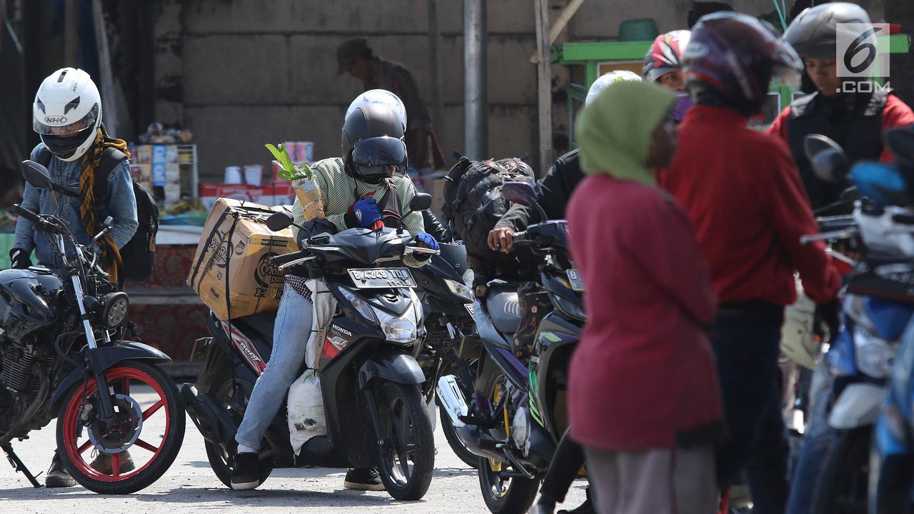 Pemudik Sepeda Motor Ramaikan SPBU di Brebes