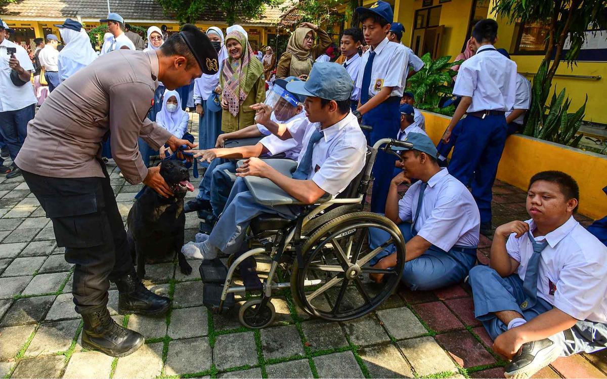FOTO: Semangat Murid SLB Belajar Bersama Anjing K-9 Mabes Polri