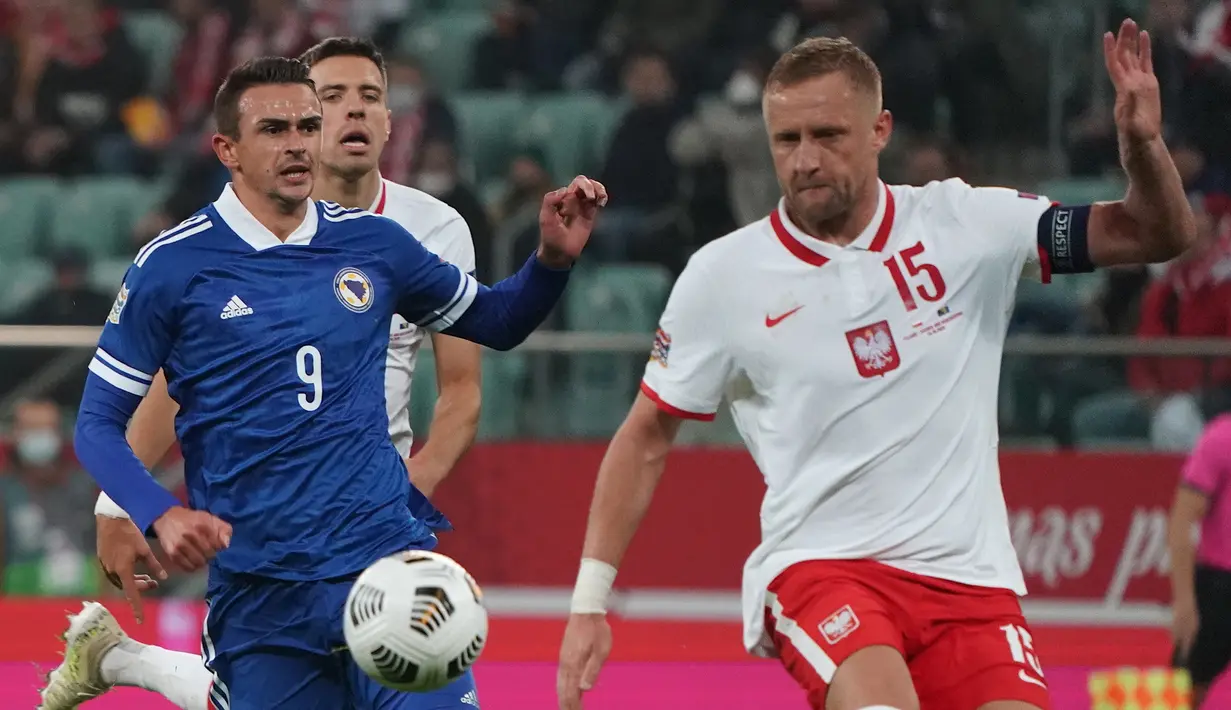 Bek Polandia Kamil Glik (kanan) dan pemain depan Bosnia-Herzegovina Smail Prevljak bersaing memperebutkan bola selama pertandingan pertandingan UEFA Nations League di Wroclaw, Polandia, Rabu (14/10/2020). Polandia menang 3-0 atas Bosnia dan Herzegovina. (AFP Photo/Janek Skarzynski)