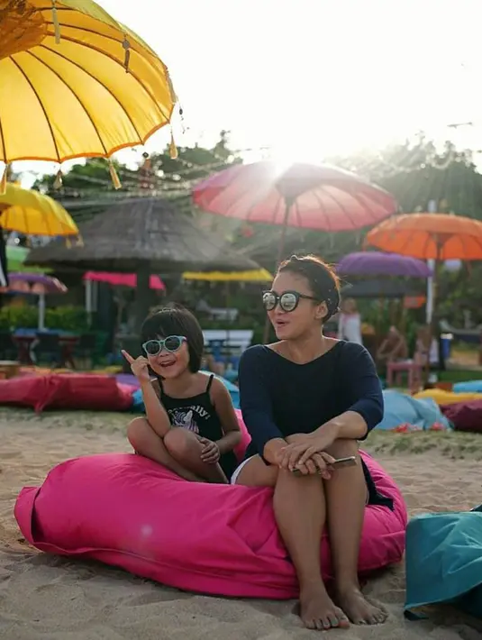 Di saat menghabiskan waktu saat liburan, ibu dan anak ini juga masih menunjukan kekompakannya. Mereka sama-sama mengenakan kacamata hitam berada di tepi pantai. (Instagram/pandasuper)