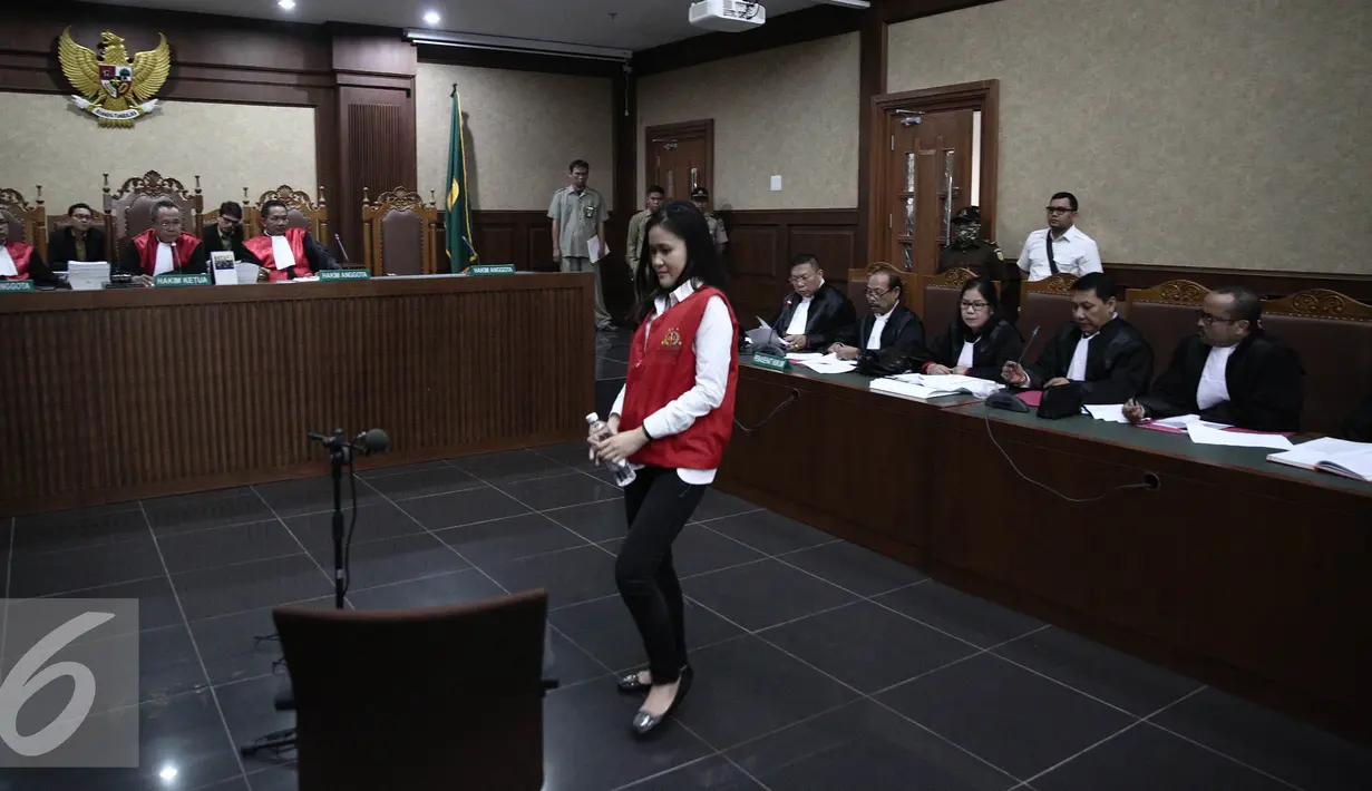 Terdakwa kasus pembunuhan Wayan Mirna Salihin, Jessica Kumala Wongso saat menjalani sidang perdana di PN Jakarta Pusat, Rabu (15/6). Dalam Sidang ini Jessica mengajukan eksepsi atau keberatan kepada majelis hakim. (Liputan6.com/Faizal Fanani)