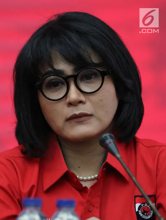 Artis Tamara Geraldine saat konferensi pers terkait perayaan 90 tahun Sumpah Pemuda di Kantor DPP PDIP Menteng, Jakarta, Selasa (23/10). Perayaan 90 tahun peringatan Sumpah Pemuda mengangkat tema 'Satu Indonesia Kita'. (Liputan6.com/Johan Tallo)