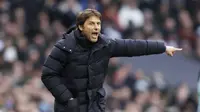 Pasukan Antonio Conte bermain menyerang sejak menit awal dengan mengandalkan trio Son Heung-min, Harry Kane, dan Dejan Kulusevski. (AP/Ian Walton)