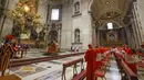 Paus Fransiskus merayakan Misa sehari setelah dia mengangkat 13 kardinal baru ke peringkat tertinggi dalam hierarki Katolik di Basilika Santo Petrus, Minggu (29/11/2020). (AP Photo/Gregorio Borgia, Pool)