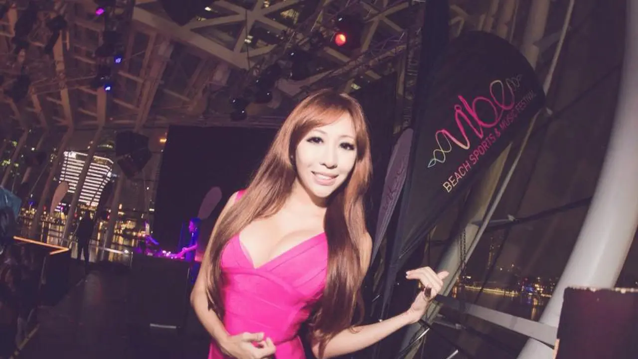 Dj seksi asal Singapura, Tenashar hadir dengan debut single nya Traffic.
