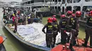 Petugas pemadam kebakaran mengumpulkan jenazah korban kecelakaan kapal feri di Sungai Buriganga, Dhaka, Bangladesh, Senin (29/6/2020). Sebanyak 32 orang tewas dan banyak lainnya masih dinyatakan hilang dalam insiden kapal feri tenggelam di Bangladesh. (AP Photo/Al-emrun Garjon)