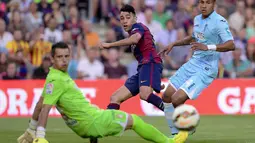 Penyerang Barcelona, Munir El Haddadi (tengah), mencoba memperdaya dua pemain Granada saat berlaga di lanjutan La Liga 2014 di Stadion Camp Nou, (27/9/2014). Barcelona unggul enam gol tanpa balas atas Granada. (AFP PHOTO/Josep Lago)