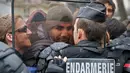 Buruh saat bentrok dengan petugas kepolisian saat demo di Paris, Prancis (18/5). Demo buruh tersebut menentang kekerasan polisi dan melawan reformasi hukum yang berakhir bentrok dengan polisi. (REUTERS / Charles Platiau)