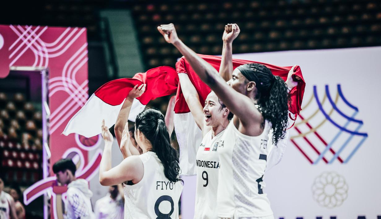 Para pemain Timnas basket 3x3 putri Indonesia mengibarkan bendera merah putih usai memastikan meraih emas di SEA Games 2025 yang berlangsung di Stadion Nimibutr, Bangkok, Kamis (11/12/2025) petang WIB. (Dok. Perbasi/Ariya Kurniawan)