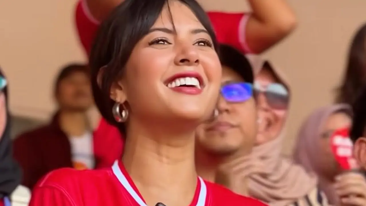 10 Gaya Selebriti Nonton Langsung Pertandingan Timnas Indonesia Vs Irak di GBK, Sarwendah, Aaliyah Massaid, hingga Azizah Salsha