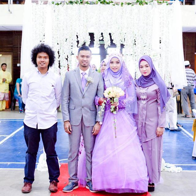 Kedua pengantin bersama saudara mereka | Photo: Copyright facebook.com/zarul.ikanbiru