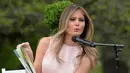 Melania Trump membacakan dongeng "Party Animals" pada anak-anak saat perayaan Paskah ke-139 di halaman selatan Gedung Putih, Washington, Senin (17/4). (AP Photo/Carolyn Kaster)