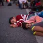 Anak-anak Rombongan imigran Amerika Tengah tujuan Amerika Serikat menunggu tumpangan di sisi jalan saat melangsungkan perjalanan dekat Tapanatepec, Meksiko, Senin (29/10). (AP Photo/Rodrigo Abd)