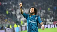 Pemain Real Madrid Marcelo merayakan golnya saat melawan Juventus dalam pertandingan Liga Champions di stadion Allianz, Turin (3/4). Real Madrid menang 3-0 atas Juventus. (AFP/Alberto Pizzoli)