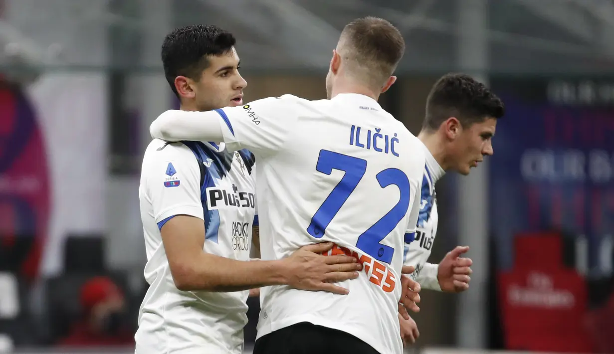 Bek Atalanta, Cristian Romero (kiri) berselebrasi usai mencetak gol ke gawang AC Milan pada pertandingan lanjutan Liga Serie A Italia di Stadion San Siro, Minggu (24/1/2021). Posisi AC Milan di puncak klasemen makin terancam yang hanya berjarak 2 poin dari Inter Milan. (AP Photo/Antonio Calanni)