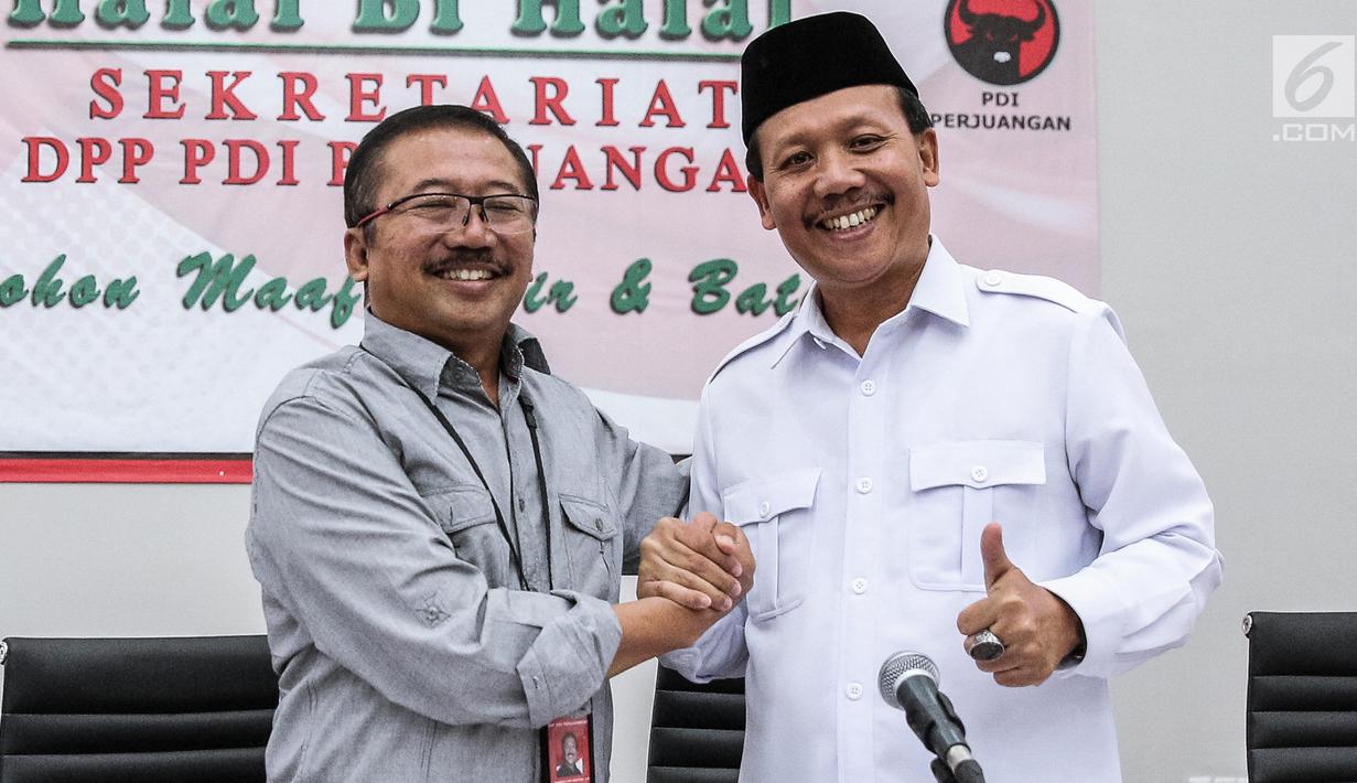 Ketua DPP Bidang Pemenangan Pemilu PDIP Bambang DH ( kedua kanan) menerima kedatangan Sekretaris Daerah Jawa Barat, Iwa Karniwa  di kantor Dewan Pimpinan Pusat (DPP) PDIP di Jalan Diponegoro, Menteng, Jakarta, Jumat (7/7). (Liputan6.com/Faizal Fanani)