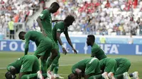 Pemain Arab Saudi merayakan gol Salman Alfaraj ke gawang Mesir pada partai Grup A Piala Dunia 2018 di Volgograd Stadium, Senin (25/6/2018). (AP Photo/Andrew Medichini)