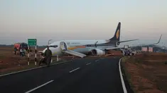 Sebuah pesawat maskapai India, Jet Airways, tergelincir saat akan lepas landas dari Bandara Dabolim di Goa, India, Selasa (27/12). Sedikitnya 15 orang mengalami luka-luka dalam insiden ini. (Indian Navy/Indian Ministry of Defence/Handout via REUTERS)