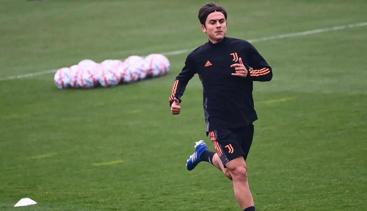 Penyerang Juventus, Paulo Dybala berlari saat ia mengambil bagian dalam sesi latihan di 'Juventus Training Center' di Turin (3/11/2020). Juventus akan bertanding melawan Ferencvaros pada Grup G Liga Champions di Puskas Arena. (AFP/Marco Bertorello)