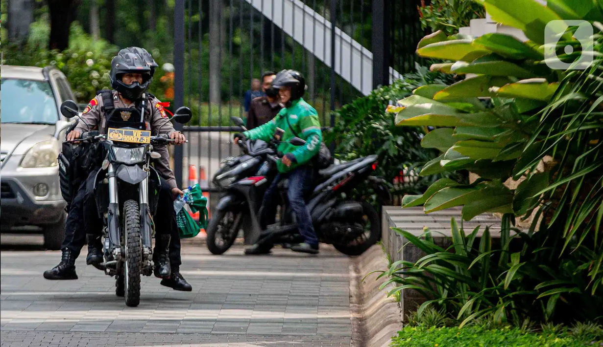 Dalam penggeledahan itu, dua mobil Ditreskrimsus Polda Metro Jaya terpantau di apartemen Essense Darmawangsa Resident. (Liputan6.com/Faizal Fanani)