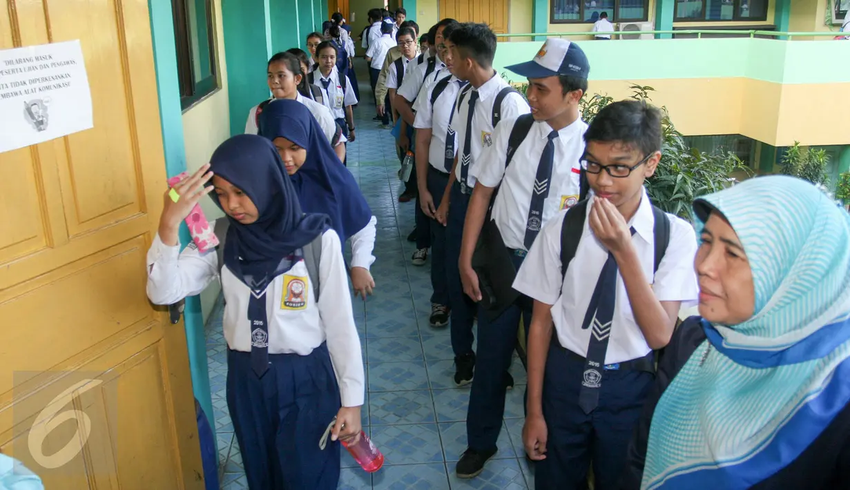 Sejumlah peserta Ujian Nasional (UN) bersiap masuk ruang ujian di SMPN 41 Jakarta, Senin (9/5). UN tingkat SMP yang digelar pada 9-12 Mei 2016 ini diikuti 984 sekolah atau 156.320 siswa. (Liputan6.com/Yoppy Renato)