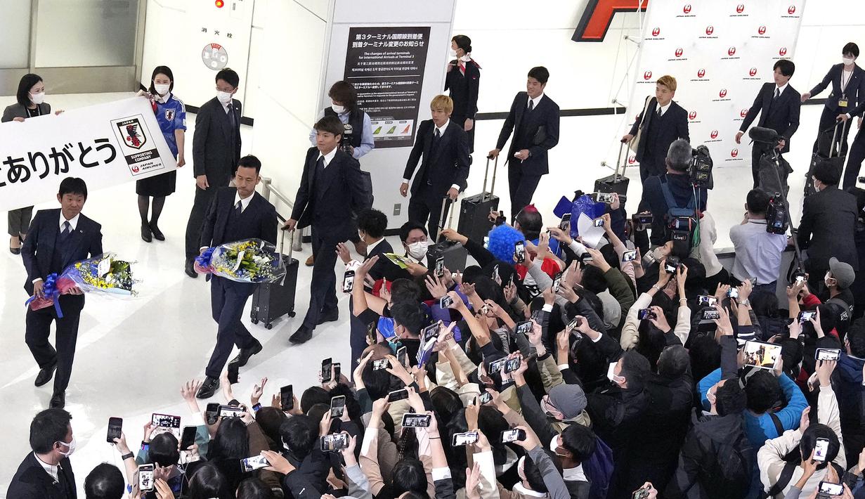 Sambutan ini datang dari warga Jepang yang merasa bangga dengan perjalanan para penggawa Samurai Biru di Piala Dunia 2022 Qatar. (AP/Shuji Kajiyama)