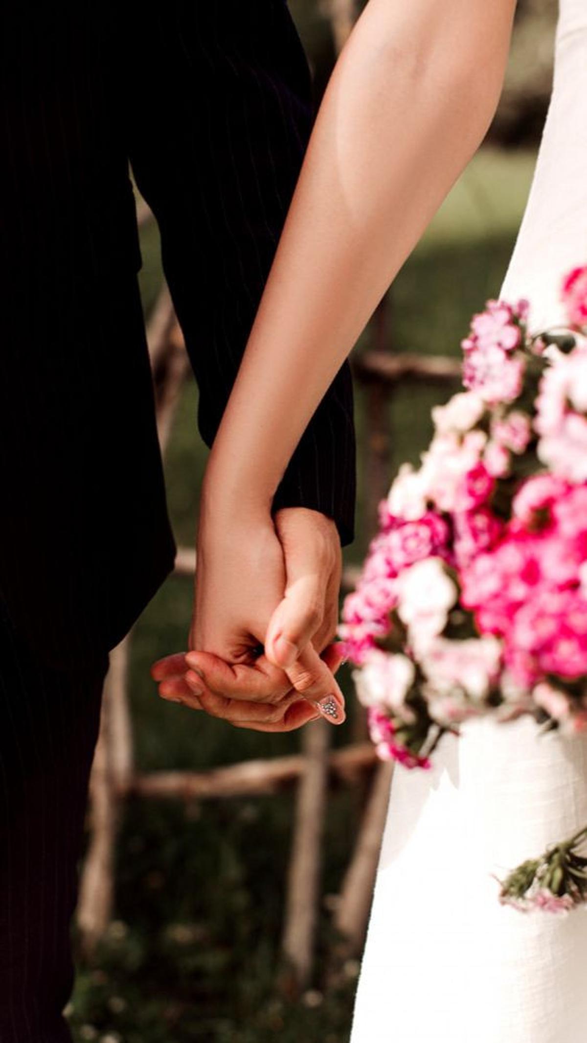 Ucapan happy wedding juga bisa menjadi kenangan yang indah bagi pasangan yang baru menikah, karena mereka akan merasakan kehangatan dan kebahagiaan dari ucapan-ucapan tersebut.<br><br>Selain itu, ucapan happy wedding juga bisa menjadi sarana untuk berbagi