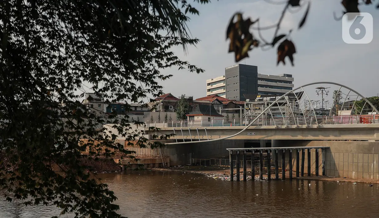 Proyek sodetan pencegah banjir berupa terowongan sepanjang 1.268 meter dengan 2 jalur pipa masing-masing berdiameter 3,5 meter itu hingga kini masih dalam tahap pengerjaan. (Liputan6.com/Johan Tallo)