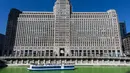 Kapal wisata Chicago Shoreline Sightseeing melewati Merchandise Mart saat Sungai Chicago diwarnai hijau, Sabtu (12/3/2022). Perubahan warna ini dilakukan untuk menyambut Hari St. Patrick pada Kamis mendatang. (Tyler Pasciak LaRiviere/Chicago Sun-Times via AP)