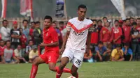 Striker Persis Solo Johan Yoga Utama mencetak gol kedua kemenangan atas Persipur Purwodadi pada semifinal Plumbon Cup I, JUmat (13/11/2015). (Bola.com/Romi Syahputra)