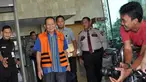 Mantan Hakim ad hoc di Pengadilan Tipikor Bandung Ramlan Comel berjalan usai penandatanganan pelimpahan berkas di gedung KPK, Jakarta, Selasa (23/9). (Liputan6.com/Miftahul Hayat)