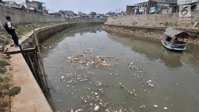 Kotor, Kali Ciliwung Dicemari Ribuan Ton Sampah