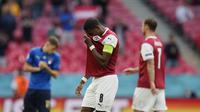 David Alaba dari Austria memberi isyarat sebelum dimulainya pertandingan babak 16 besar kejuaraan sepak bola Euro 2020 antara Italia dan Austria di stadion Wembley di London, Sabtu, 26 Juni 2021. (AP Photo/Frank Augstein, Pool)