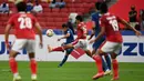 Pemain Thailand Chanathip Songkrasin (kedua kiri) menendang bola melewati pemain Indonesia Rachmat Irianto (tengah) pada pertandingan sepak bola leg kedua final Piala AFF 2020 di National Stadium, Singapura, Sabtu (1/1/2022). Pertandingan berakhir dengan skor 2-2. (Roslan RAHMAN/AFP)