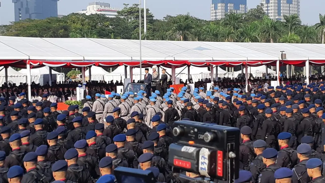 Presiden Joko Widodo (Jokowi) menghadiri upacara peringatan Hari Ulang Tahun ke-73 Bhayangkara di halaman Monas, Jakarta Pusat, Kamis (10/6/2019).