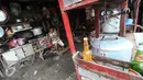 Seorang warga sedang memarut di pelataran kontrakan di kawasan Petamburan, Jakarta, Selasa (19/7). BPS DKI Jakarta menyatakan jumlah penduduk miskin di Jakarta mengalami kenaikan 0,14 poin. (Liputan6.com/Faizal Fanani)