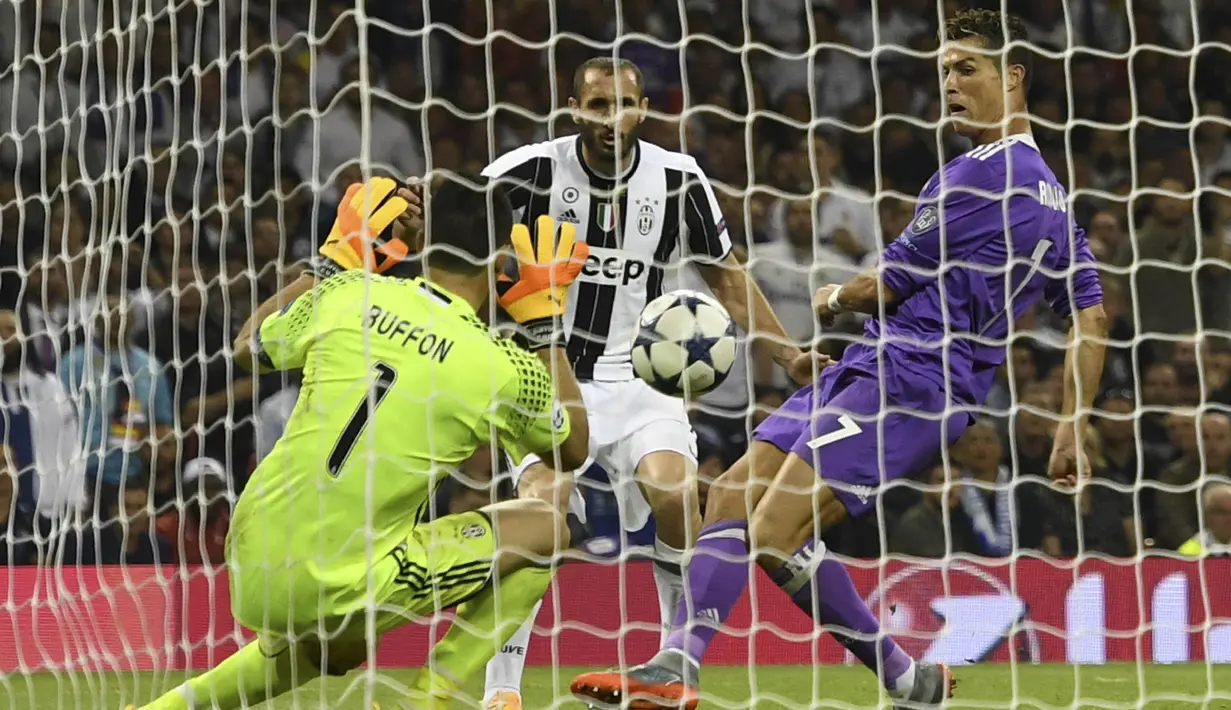 Striker Real Madrid, Cristiano Ronaldo, mencetak gol ke gawang Juventus pada laga final Liga Champions di Stadion Millennium, Cardiff, Wales, Sabtu, (3/6/2017). Real Madrid menang 4-1. (AFP/Glyn Kirk)