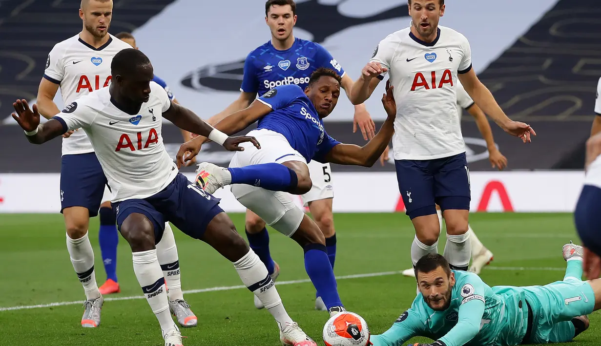 Kiper Tottenham Hotspur, Hugo Lloris, bereusaha menangkap bola saat melawan Everton pada laga lanjutan Premier League di Tottenham Stadium, Selasa (7/7/2020) dini hari WIB. Tottenham menang 1-0 atas Everton. (AFP/Richard Heathcote/pool)