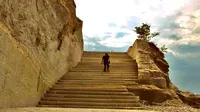 Tangga menuju ke bukit bebatuan