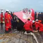 Beberapa tim penyelam tampak melakukan pemeriksaan terhadap potongan pesawat AirAsia di atas kapal Crest Onyx,  Kalteng, Sabtu (10/1/2015). (Liputan6.com/Rochmanuddin)