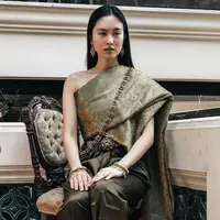 Nong Poy tampil dengan pakaian tradisional Thailand, seperti apa kira-kira pilihan busana pengantinnya dengan konglomerat Thailand nanti?