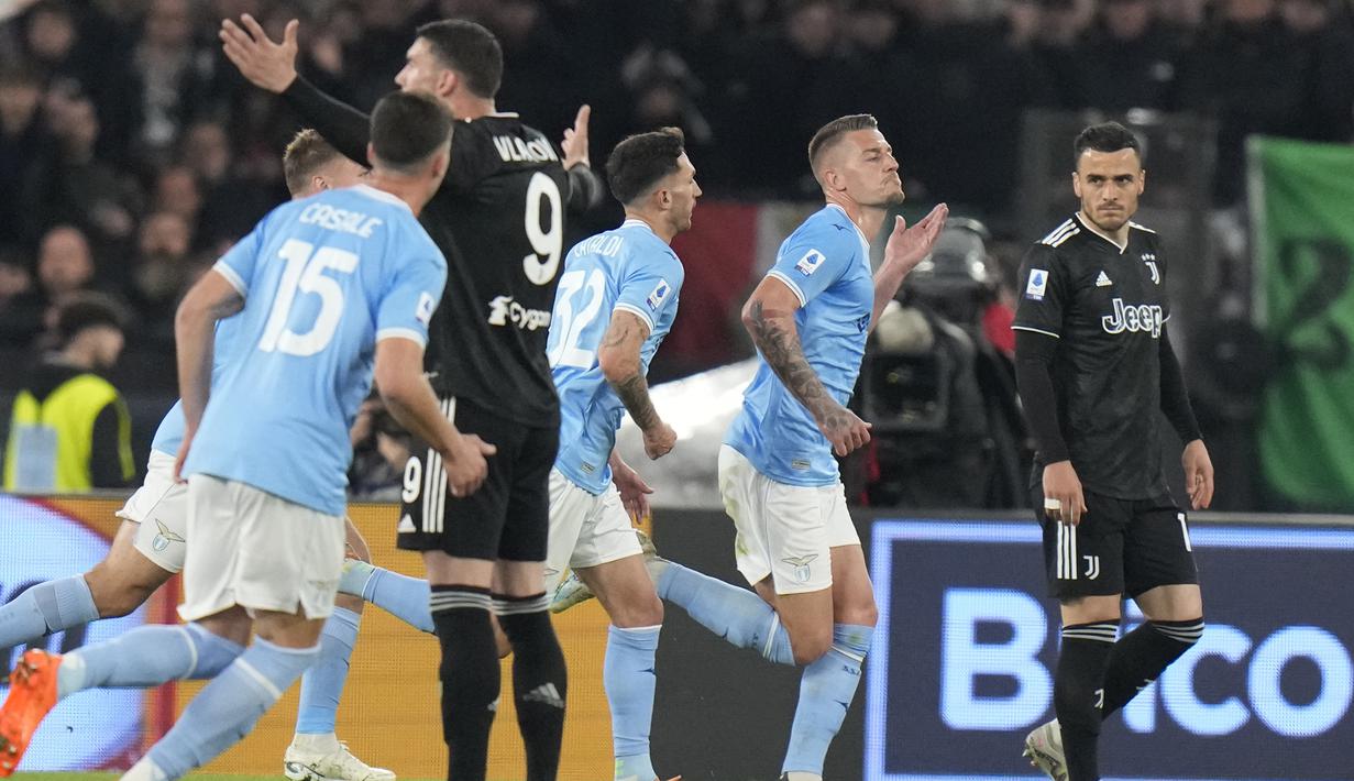Selebrasi para pemain Lazio setelah Sergej Milinkovic-Savic (kedua kanan) membobol gawang Juventus pada laga pekan ke-29 Liga Italia 2022/2023 di Olimpico Stadium, Roma, Minggu (9/4/2023) dini hari WIB. (AP Photo/Alessandra Tarantino)