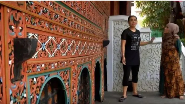Potret rumah gadang milik mendiang Dorce Gamalama (Sumber: YouTube/Alvin & Friends)