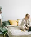 Usahakan ada jendela di kamar tidurmu yang memudahkan akses sinar matahari masuk. Dengan begini, kamar tidur yang sempit tidak akan terasa terlalu sesak./Copyright pexels.com/@ivan-samkov