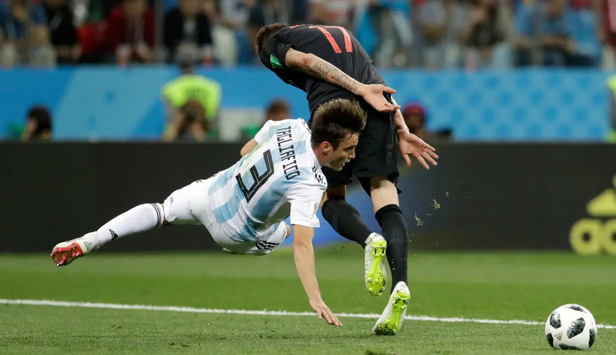 Pemain Argentina, Nicolas Tagliafico merebut bola dari pemain Kroasia, Mario Mandzukic pada pertandingan Grup D Piala Dunia 2018 di Nizhy Novgorod Stadium, Rusia, Jumat (22/6). Menghadapi Kroasia, Argentina takluk dengan skor 0-3.. (AP/Petr David Josek)