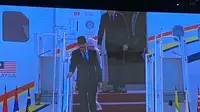 Perdana Menteri Malaysia Anwar Ibrahim tiba di Bandara Internasional Soekarno-Hatta dengan pesawat kenegaraan pada Senin (4/9) (Liputan6.com/Teddy Tri Setio Berty).