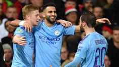 Gelandang Manchester City, Riyad Mahrez (tengah) berselebrasi dengan rekannya Kevin De Bruyne dan Bernardo Silva usai mencetak gol ke gawang Manchester United pada pertandingan leg pertama semifinal Piala Liga Inggris di Old Trafford, Rabu (8/1/2020). City menang 3-1 atas MU. (AFP/Paul Ellis)